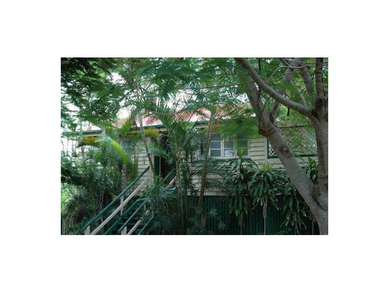 17 Pier Street, Urangan QLD 4655