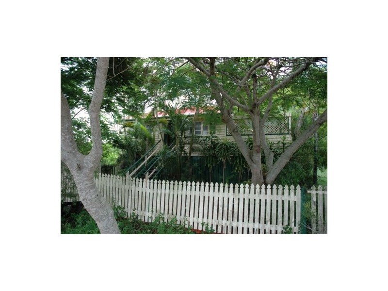 17 Pier Street, Urangan QLD 4655