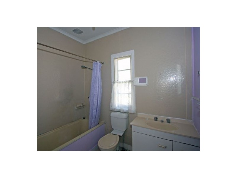 12 HAMER DR, Urangan QLD 4655
