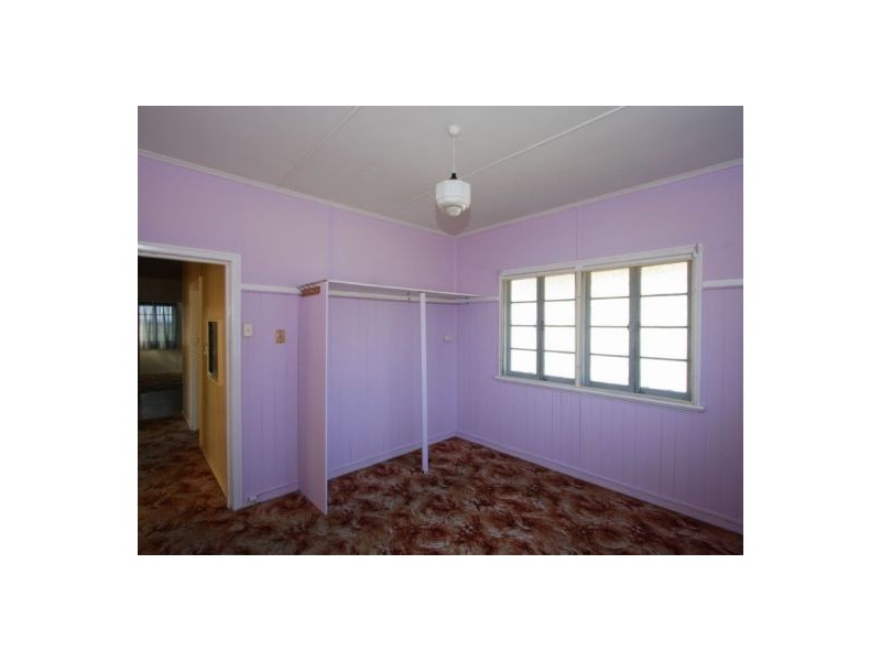 12 HAMER DR, Urangan QLD 4655