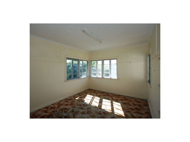 12 HAMER DR, Urangan QLD 4655