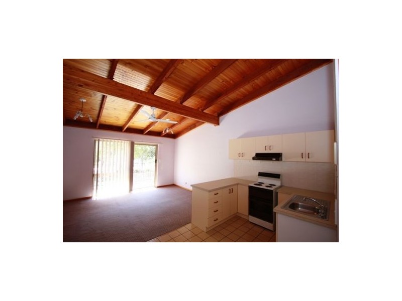 5/4 Pilot St, Urangan QLD 4655