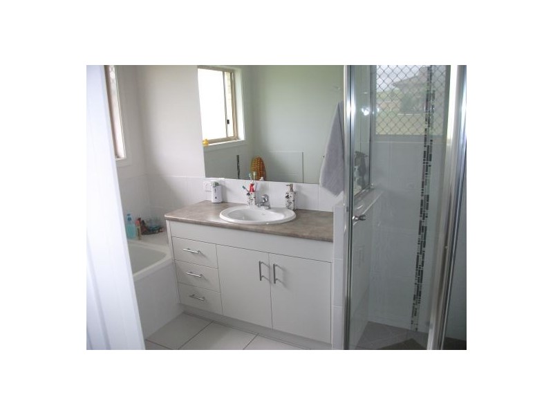 2 Parame Ct, Nikenbah QLD 4655