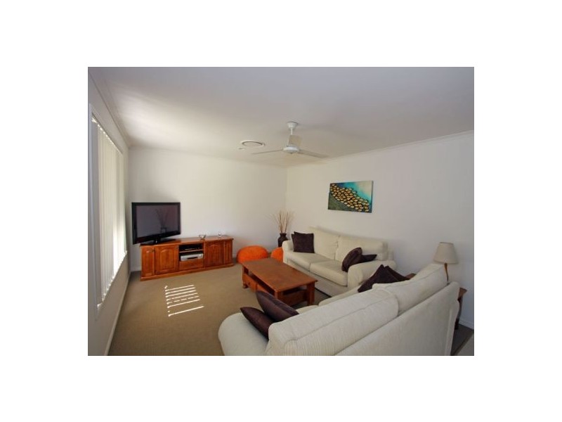 54 EMERALD PARK WAY, Urangan QLD 4655