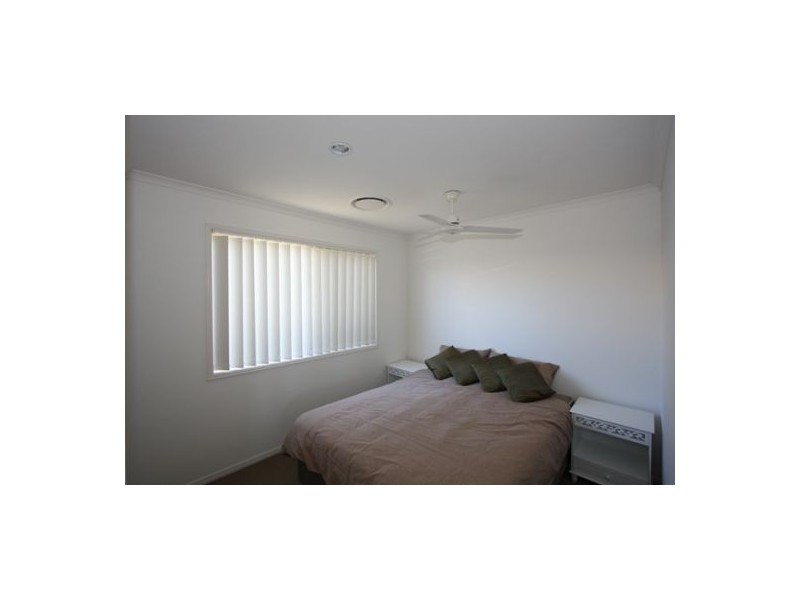 54 EMERALD PARK WAY, Urangan QLD 4655