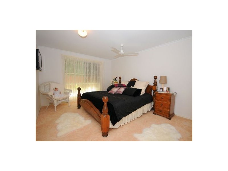 16 Bushlark Av, Eli Waters QLD 4655