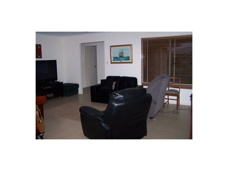 8 Mainsail Court, Point Vernon QLD 4655