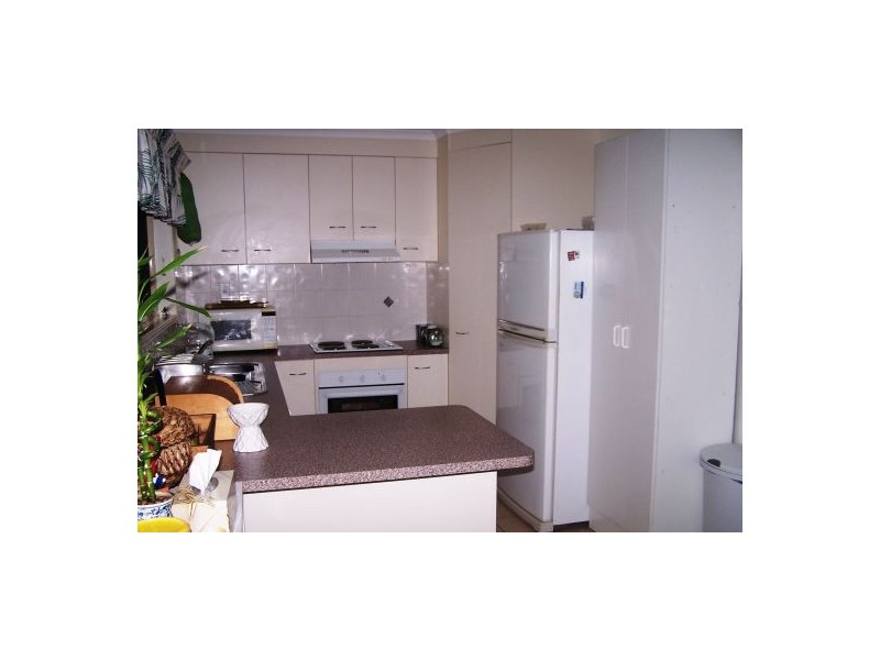 8 Mainsail Court, Point Vernon QLD 4655