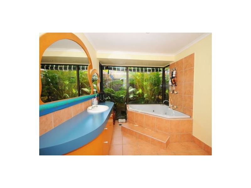 8 Kurrajong Crescent, Point Vernon QLD 4655