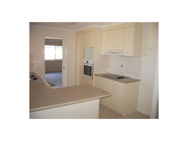 10 Bronton Street, Point Vernon QLD 4655