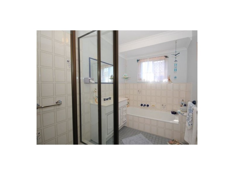 24 Gibbs, Urangan QLD 4655