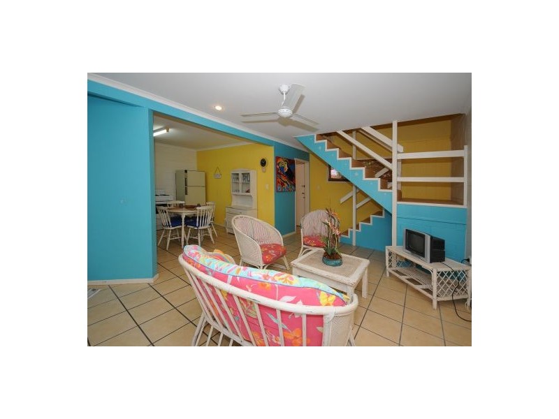 10 Hibiscus Street, Urangan QLD 4655