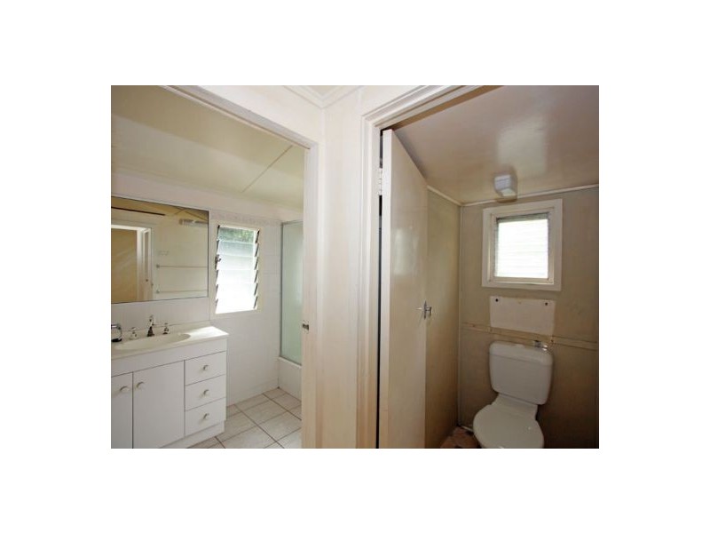 26 Kent Street, Urangan QLD 4655