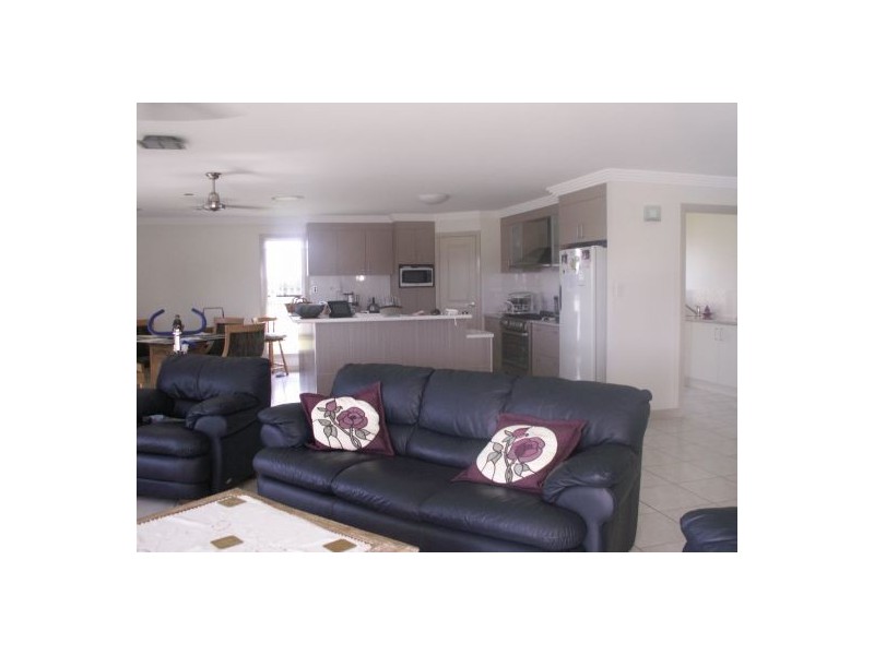 42 Earl St Vincent Cct, Eli Waters QLD 4655