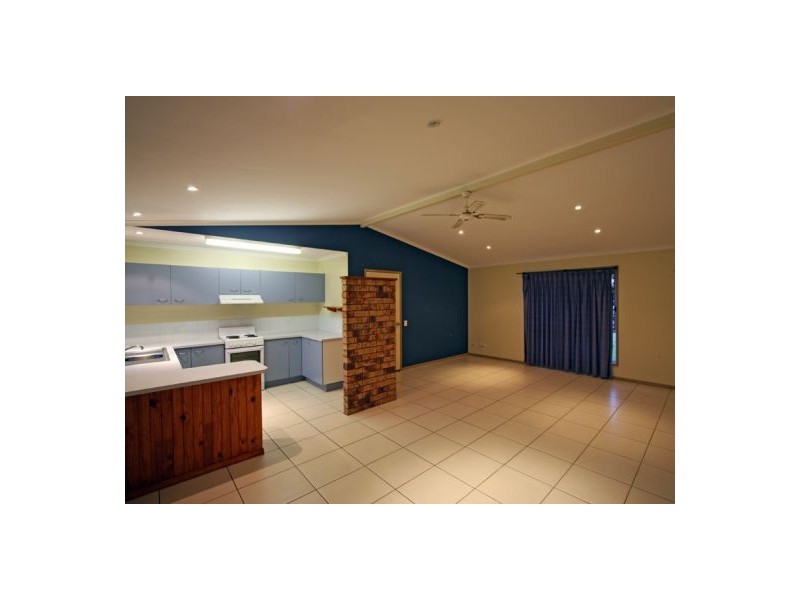 11 Owen Crescent, Urangan QLD 4655