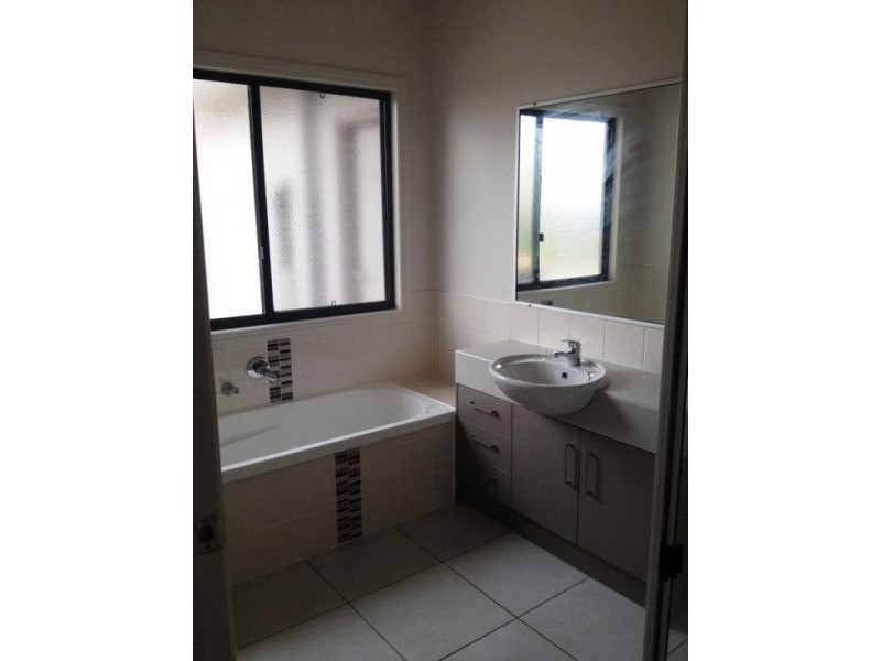 2 Earl St Vincent Crct, Eli Waters QLD 4655