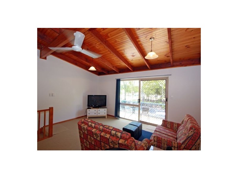 3/4 Pilot Street, Urangan QLD 4655