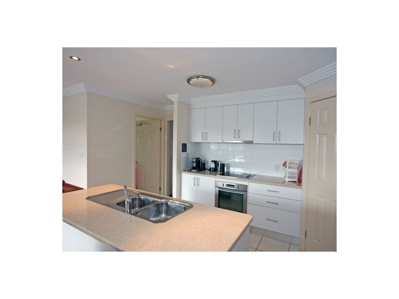 8 Whipbird Court, Urangan QLD 4655