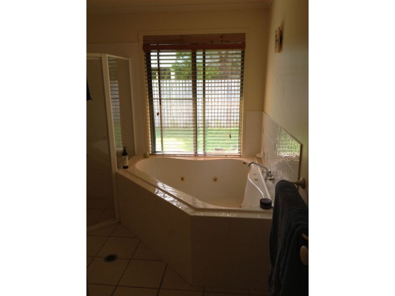 1 Aimee Drive, Urangan QLD 4655