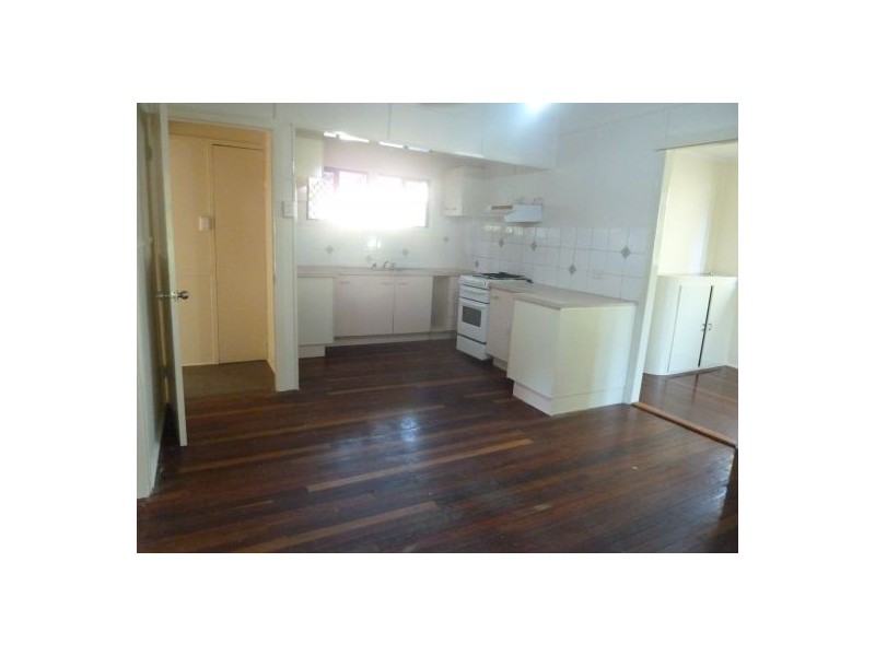 10 Larsen Street, Urangan QLD 4655