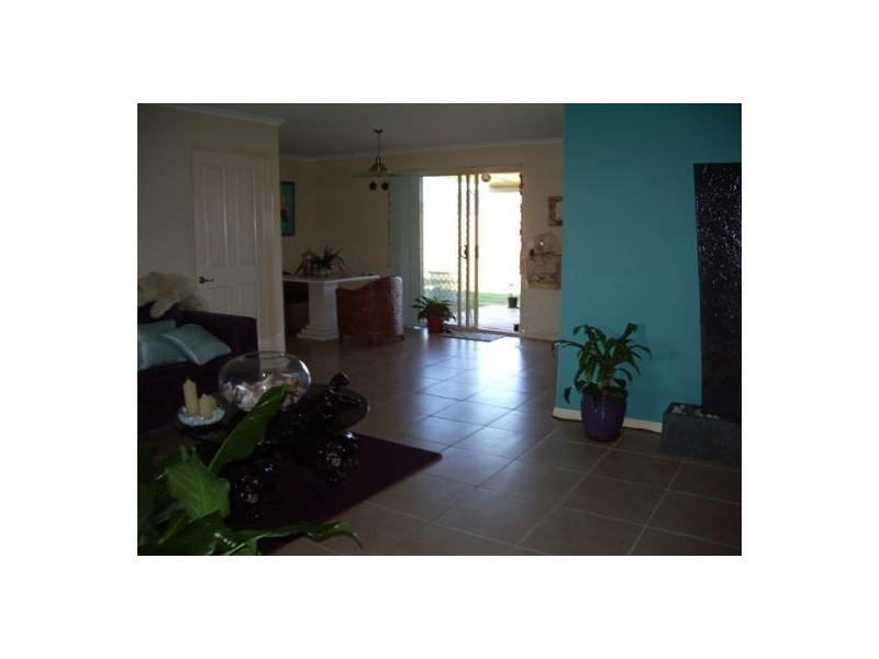 4 Pharlap Crt, Point Vernon QLD 4655