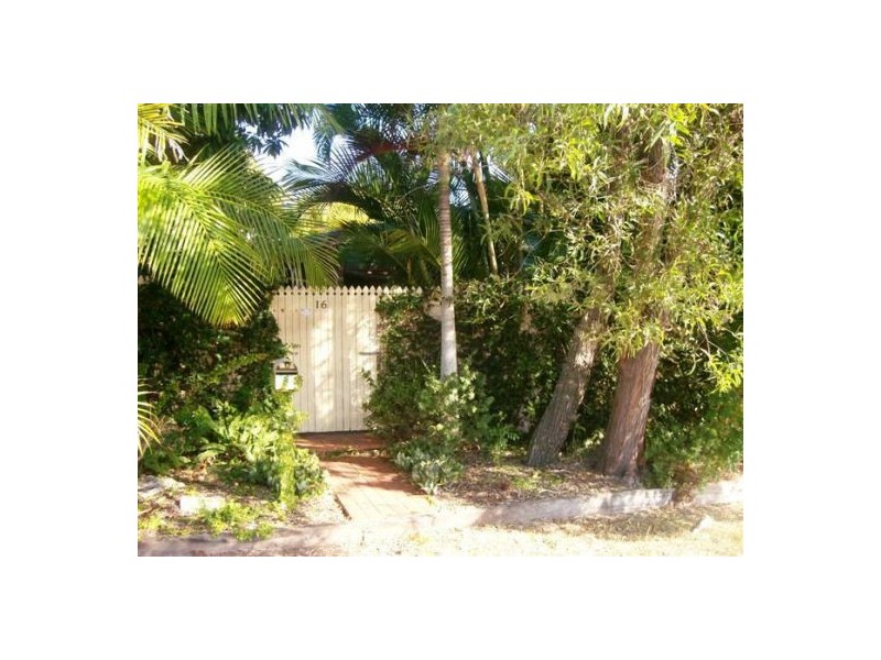 16 Preston Street, Point Vernon QLD 4655
