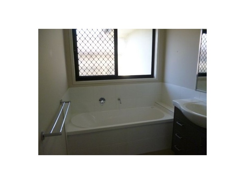 38 Earl Saint Vincent, Eli Waters QLD 4655