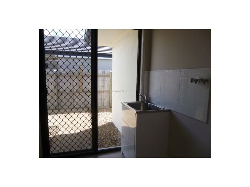 38 Earl Saint Vincent, Eli Waters QLD 4655