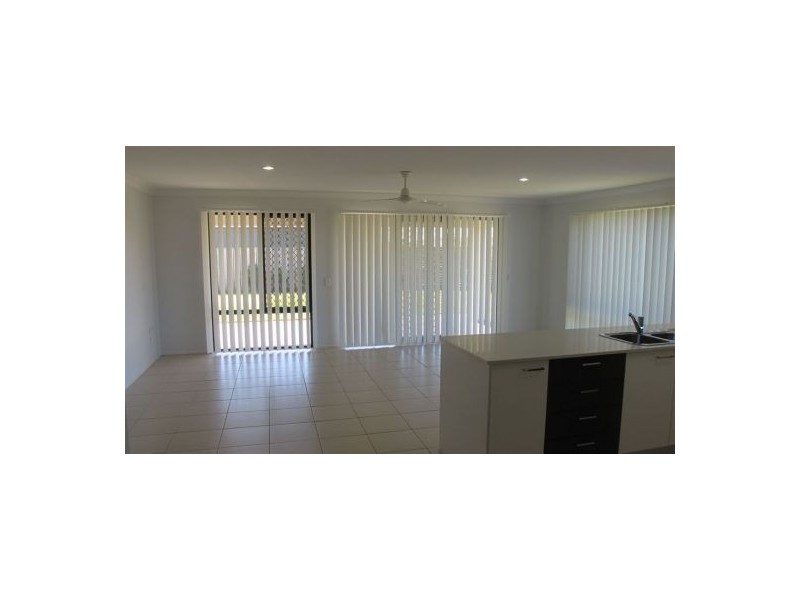 17 Earl St Vincent Cct, Eli Waters QLD 4655