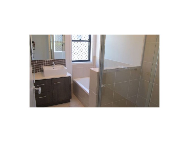 17 Earl St Vincent Cct, Eli Waters QLD 4655