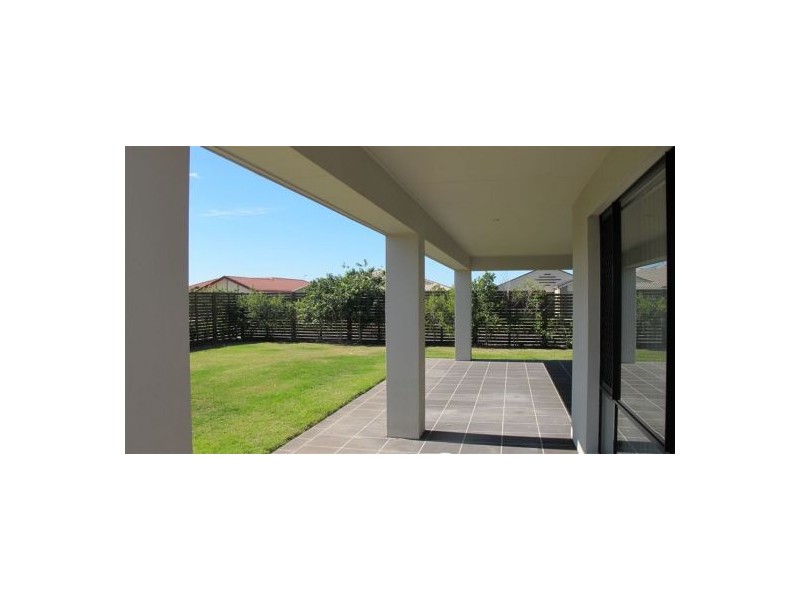 17 Earl St Vincent Cct, Eli Waters QLD 4655