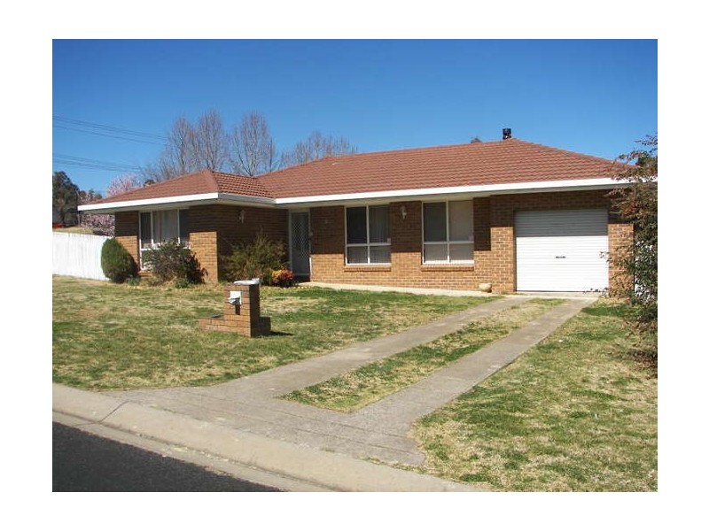 2 Verna Close, Armidale NSW 2350