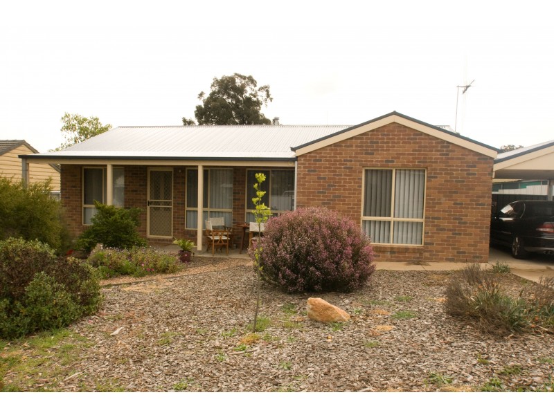 1/50 Hodgson Street REFRESHABLE, Eaglehawk VIC 3556