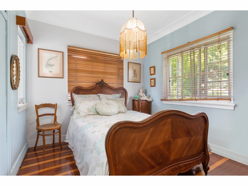 8 West Street, The Range QLD 4700