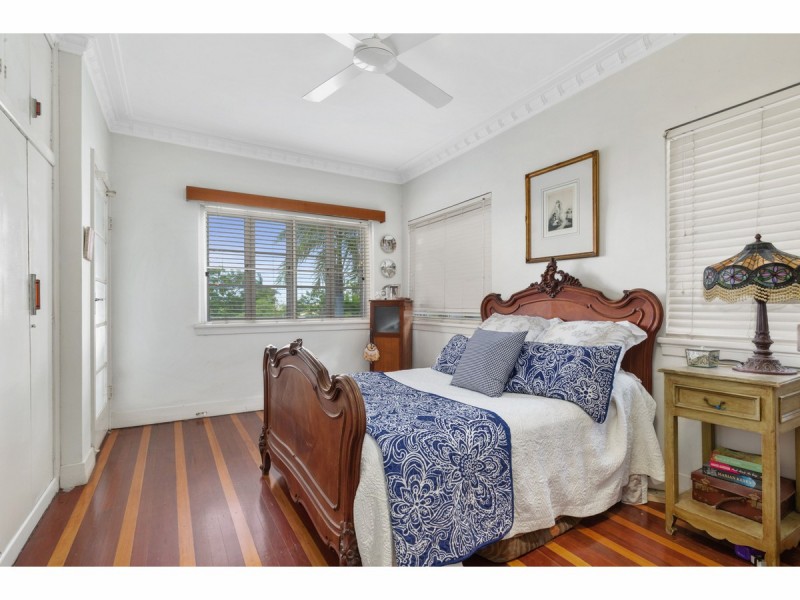 8 West Street, The Range QLD 4700