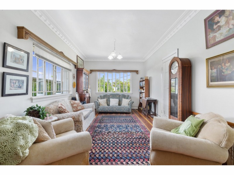 8 West Street, The Range QLD 4700