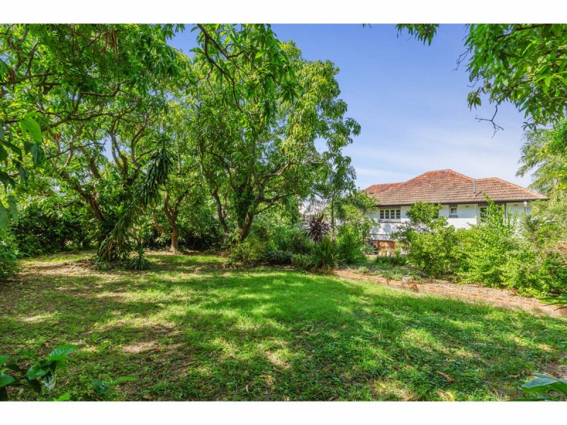 8 West Street, The Range QLD 4700