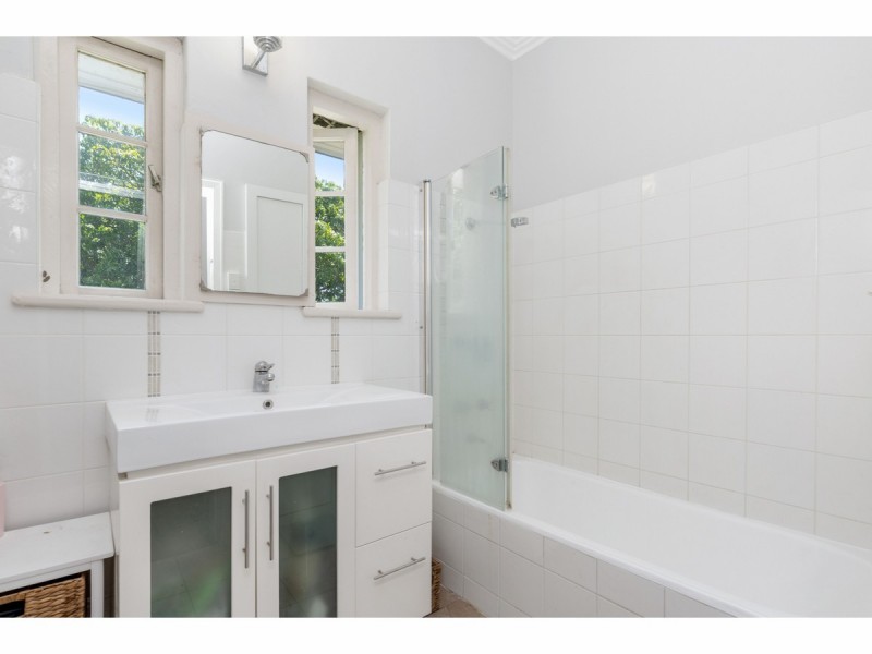 8 West Street, The Range QLD 4700