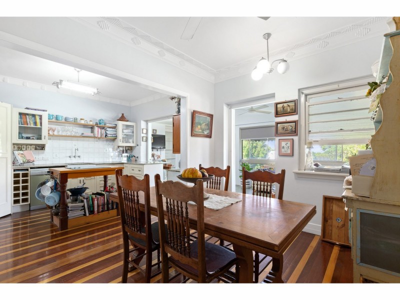 8 West Street, The Range QLD 4700