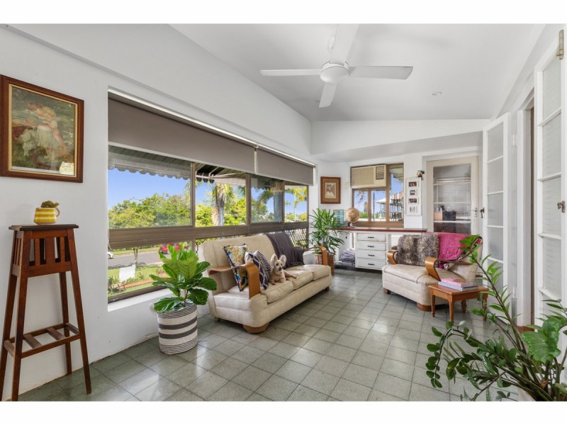 8 West Street, The Range QLD 4700