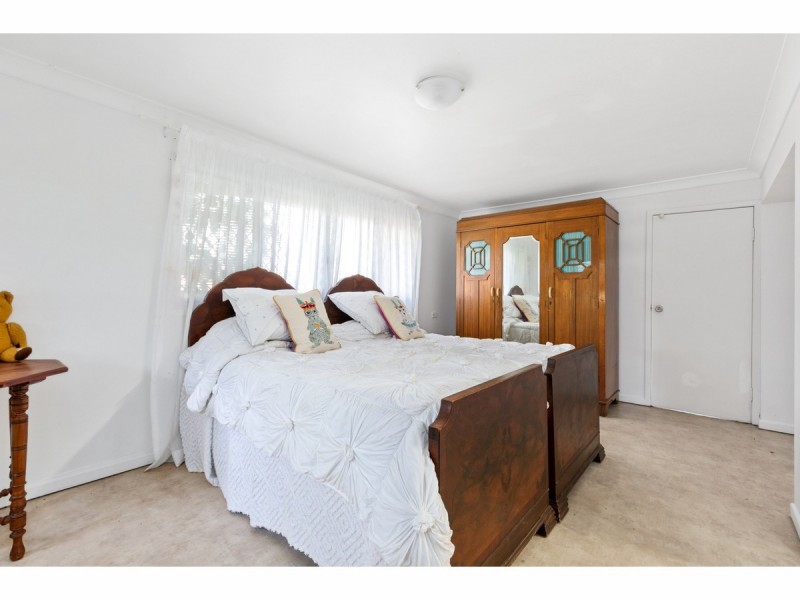 8 West Street, The Range QLD 4700