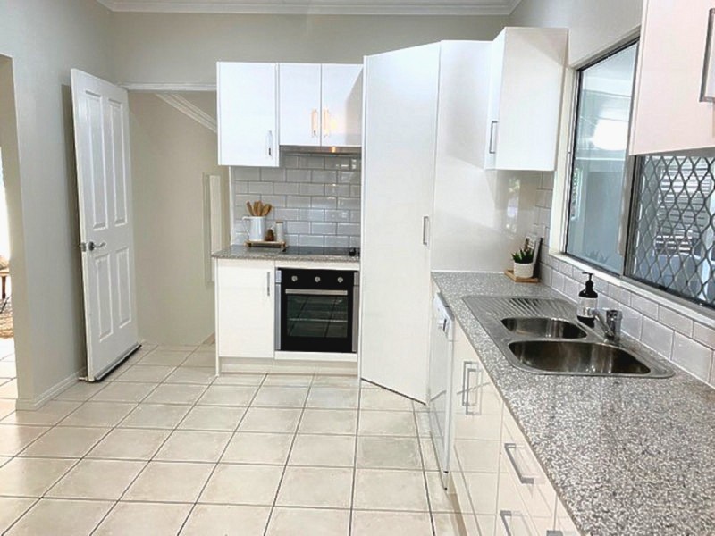 8 Beaconsfield Terrace, The Range QLD 4700