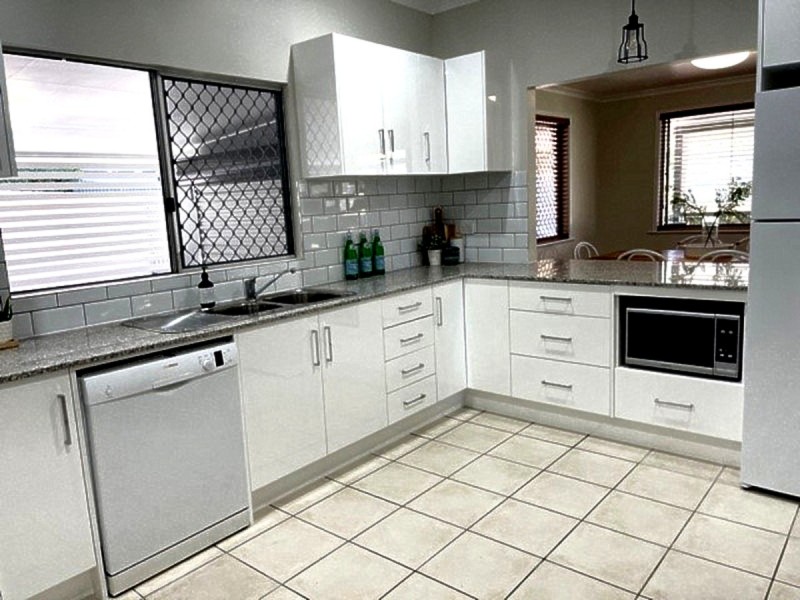8 Beaconsfield Terrace, The Range QLD 4700