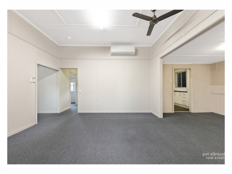 Upstairs/22 Upper Dawson Road, Allenstown QLD 4700