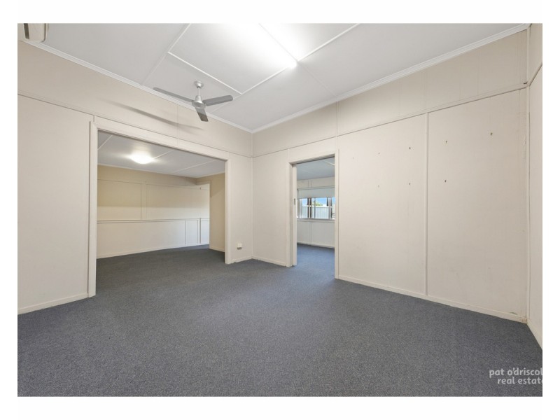 Upstairs/22 Upper Dawson Road, Allenstown QLD 4700