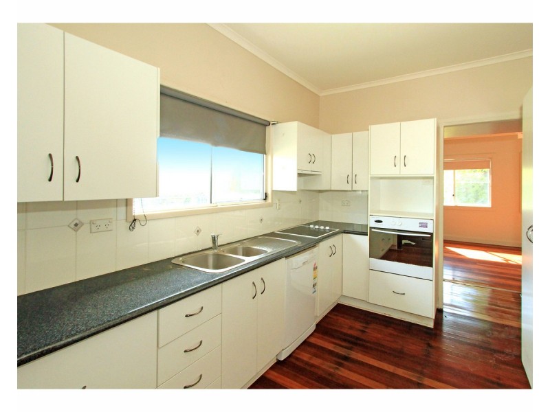 8 White Street, Park Avenue QLD 4701
