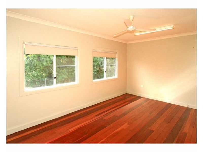 8 White Street, Park Avenue QLD 4701