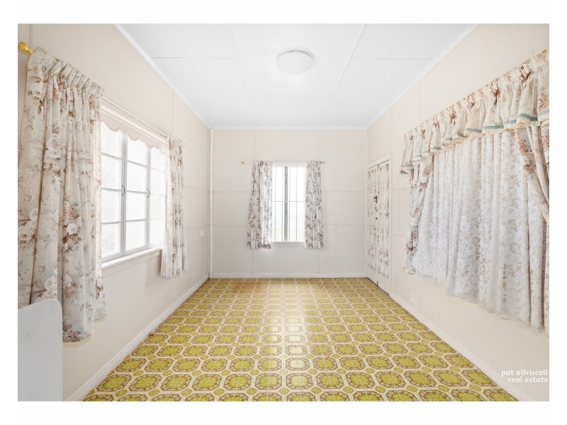 11 Queen Street, The Range QLD 4700