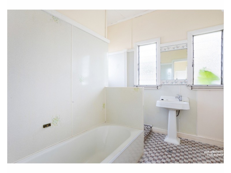 11 Queen Street, The Range QLD 4700