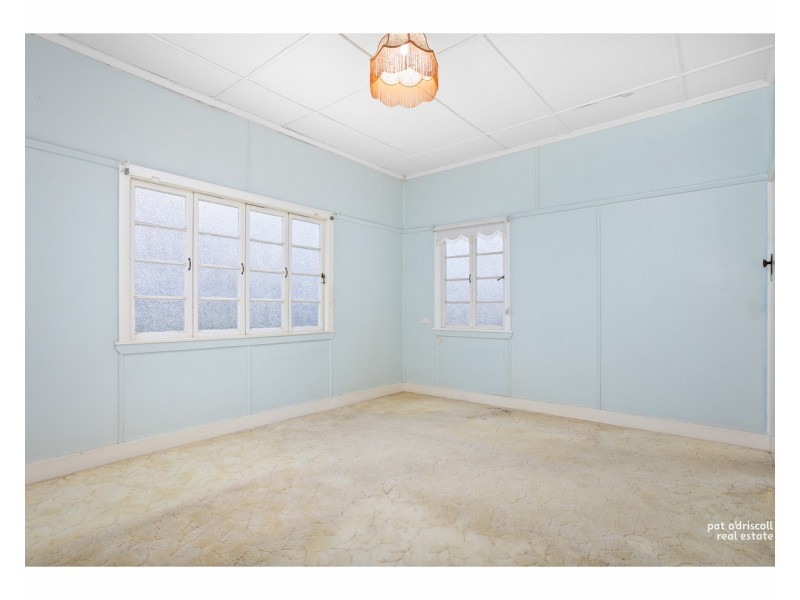 11 Queen Street, The Range QLD 4700